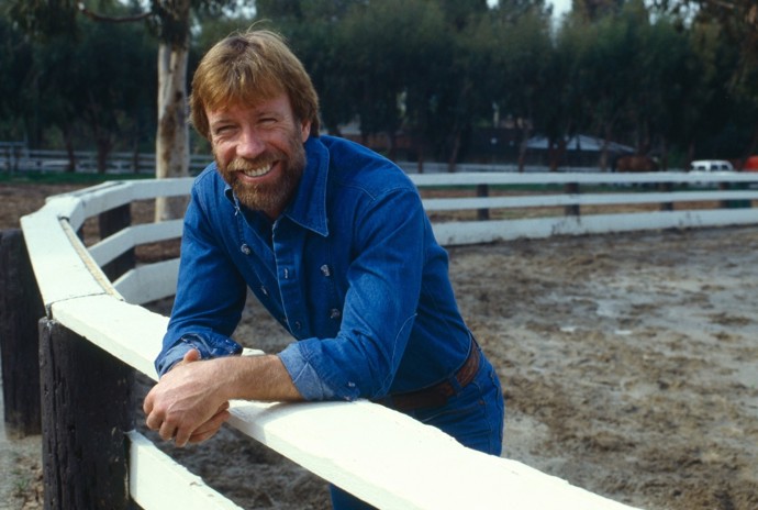 Akční hrdina Chuck Norris zemřel 19. března 2026 v důsledku blíže nespecifikovaných zdravotních problémů. Bude nám chybět, ale ve svých rolích bude žít i nadále...