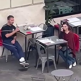 Herec Shia LaBeouf pořvával na náhodnou ženu v Římě.
