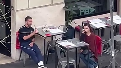 FOTO: Herec Shia LaBeouf pořvával na náhodnou ženu v Římě.