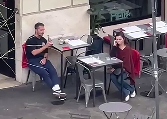 Herec Shia LaBeouf pořvával na náhodnou ženu v Římě.