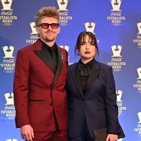 Na akci přitom dorazil nejen s krásnou přítelkyní Natali, ale především v outfitu, kterým jasně dokázal, že rozumí nejen fotbalu, ale i módě.