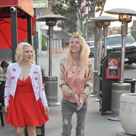 Tara Reid s kamarádkou.