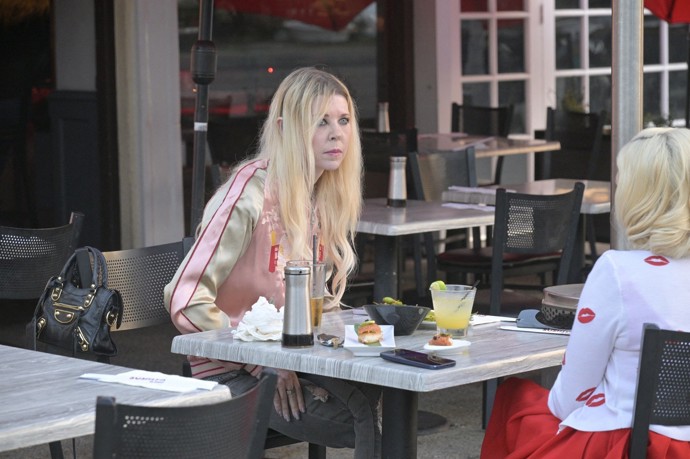 Tara Reid v kavárně.