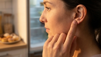 Proč si při chuti na sladké na 30 vteřin stisknout ušní lalůček? Tento biologický povel k sytosti zastaví vlčí hlad dřív, než stihnete otevřít lednici