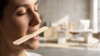 Proč byste se měli na 30 vteřin zakousnout do kousku čistého dřeva? Tento zapomenutý trik z lékárny okamžitě vyresetuje váš mozek a zastaví úzkost i výpadky paměti