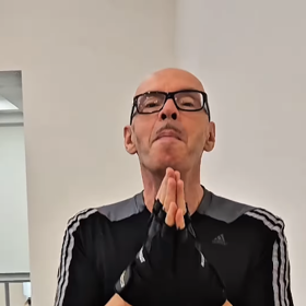 Oto Klempíř vyběhl do schodů.
