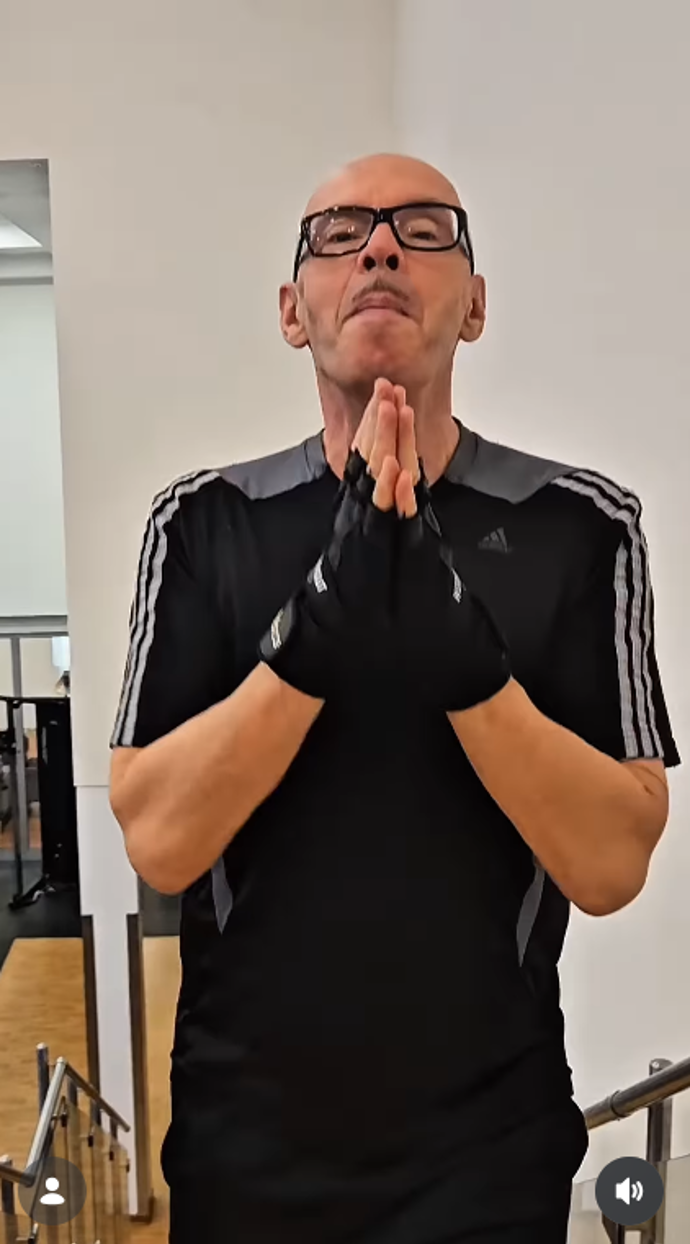 Oto Klempíř vyběhl do schodů.
