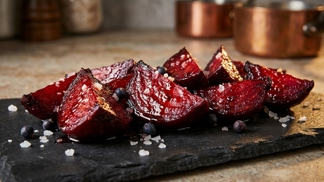 I největší odpůrci červené řepy si budou chtít přidat: Tato solná finta s jalovcem vymaže pachuť hlíny a vytáhne neuvěřitelnou sladkost