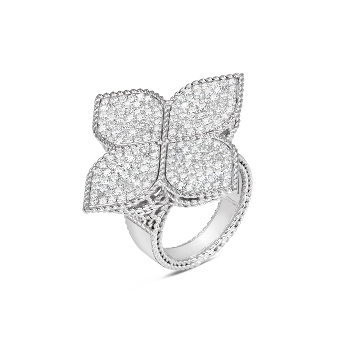 Celý look doplnilo i několik prstenů. Tento kousek z 18kt bílého zlata s diamanty dokonale ladil k náušnicím ze stejné kolekce. Jeho cena je 171 900 Kč