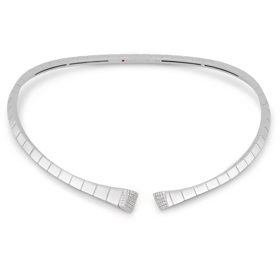 Herečka svou elegantní, něžnou a zároveň relevantní róbu z ateliéru Jirka Hofbauer doplnila náhrdelníkem z 18kt bílého zlata s diamanty z kolekce Sauvage Privé  značky Roberto Coin v hodnotě 658 600 Kč.