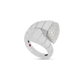 ...nechyběl ani prsten v hodnotě 215 590 Kč...