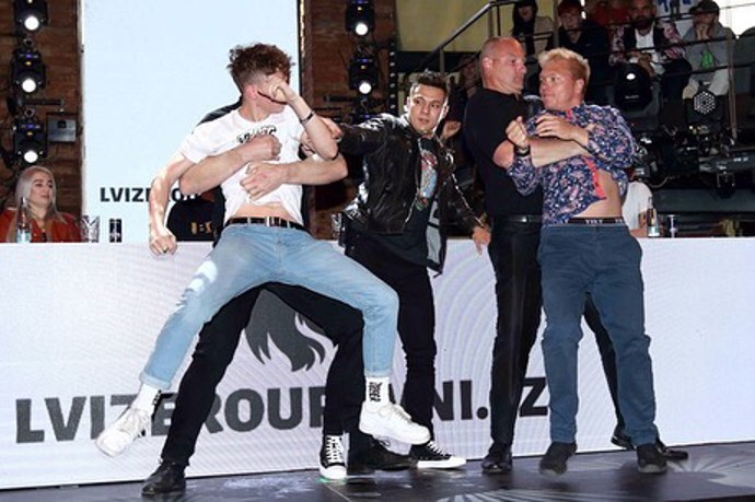 Leoš Svoboda a Kluk s kamením se utkali v Clashi. 