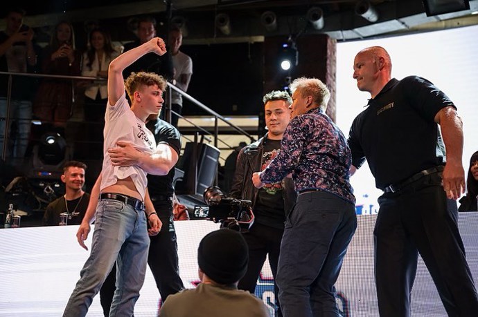 Leoš Svoboda se políbil s Klukem s kamením.