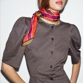 Šátky jsou letos opět v kurzu.