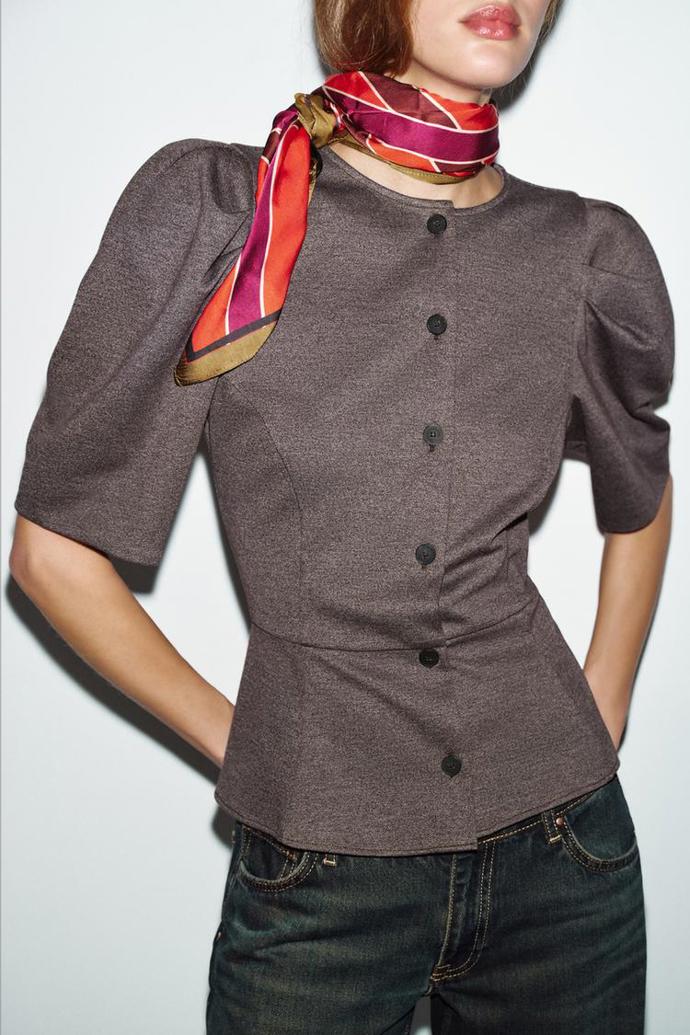 Šátky jsou letos opět v kurzu.