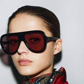 S dalšími zajímavými doplňky bude i šátek uvázaný tradičně kolem krku vypadat rázem zajímavěji.