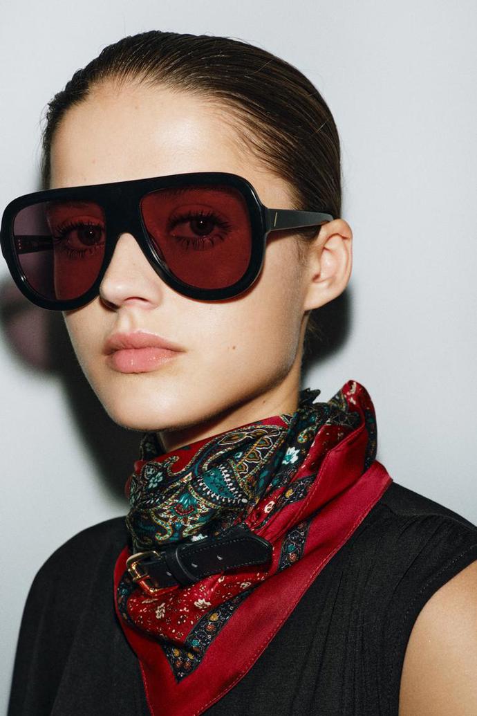 S dalšími zajímavými doplňky bude i šátek uvázaný tradičně kolem krku vypadat rázem zajímavěji.