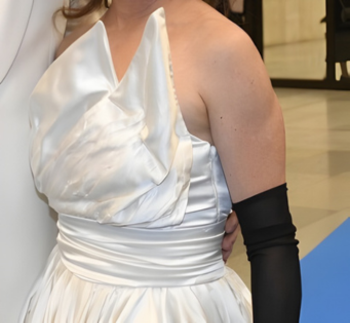 Šaty se zajímavým živůtkem pro herečku vytvořila módní návrhářka Kateřina Šmejkalová. 