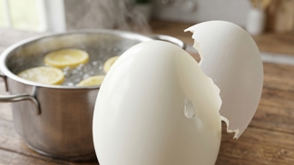Sbohem potrhaným bílkům: Přidejte do vody na vejce plátek citronu a skořápka sklouzne úplně sama