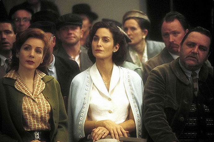 Na snímku z filmu Čokoláda jako jedna z obyvatelek vesnice herečka Carrie-Anne Moss (uprostřed)