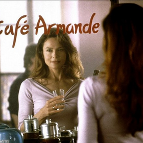 Film Čokoláda je z roku 2000 a vypráví tento příběh: Cestovatelka Vianna si se svou dcerou Anouk otevře v zapadlé francouzské vesnici cukrářství. Ale ne ledajaké. Její čokoláda dokáže u obyvatel probudit skryté chutě. Vivian totiž umí odhadnout lidská tajemství.