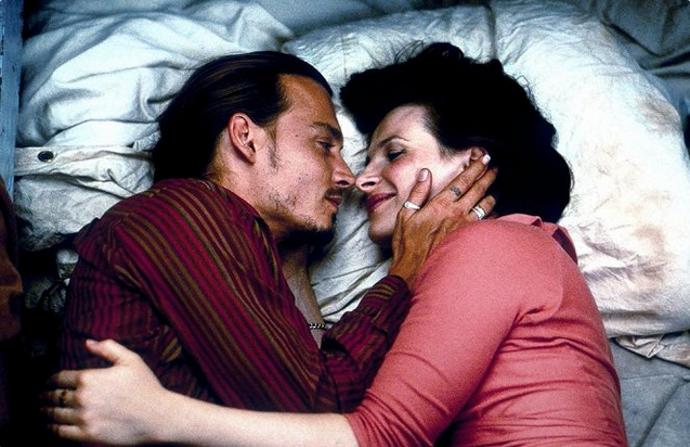 Na snímku z filmu Čokoláda je ústřední dvojice herců: Johnny Depp jako Roux a Juliette Binoche jako Viann.