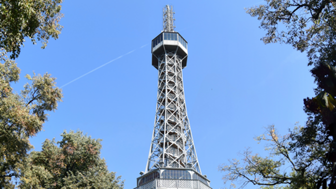 Petřínská rozhledna byla postavena za pouhé 4 měsíce. Chybělo málo a z panoramatu Prahy mohla zmizet