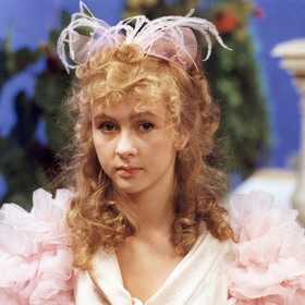 Pohádka Červánková královna vypráví o princezně Magdalénce, která to nemá lehké. Zemřela jí maminka a otec král se znovu oženil. Macecha jí ale dělá peklo na zemi. Na snímku Magdalena Bičíková.