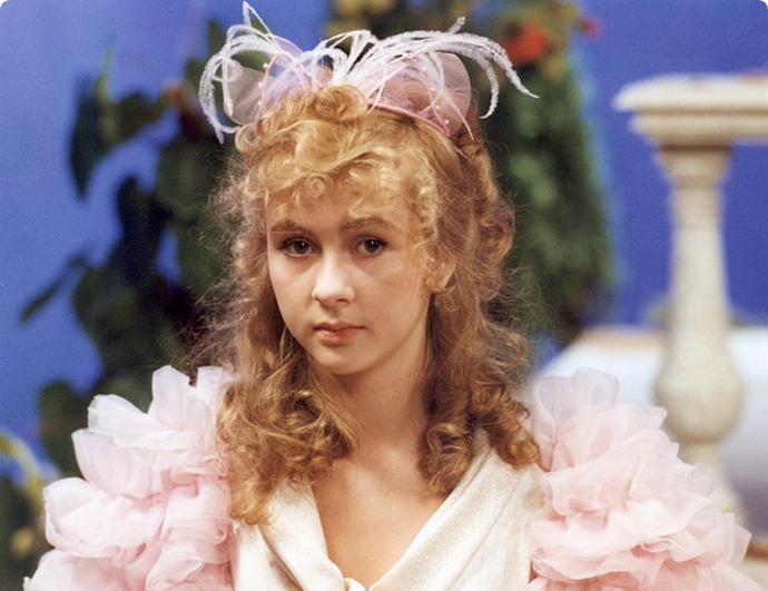 Pohádka Červánková královna vypráví o princezně Magdalénce, která to nemá lehké. Zemřela jí maminka a otec král se znovu oženil. Macecha jí ale dělá peklo na zemi. Na snímku Magdalena Bičíková.