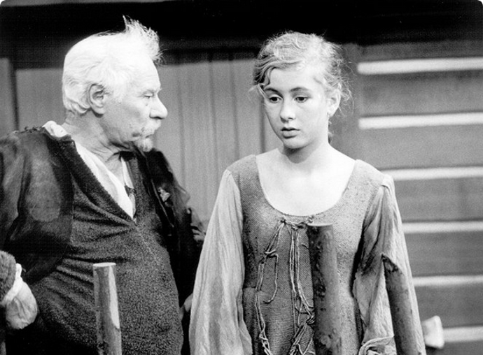 snímek z pohádky Červánková královna (Ladislav Pešek, Magdalena Bičíková)