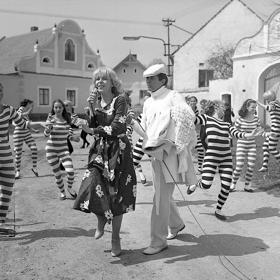 Trhák: Aneb je lepší sonda do vesnického života, nebo velkolepá hudební show? Na snímku Josef Abrhám a Hana Zagorová.