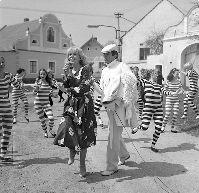 Trhák: Aneb je lepší sonda do vesnického života, nebo velkolepá hudební show? Na snímku Josef Abrhám a Hana Zagorová.