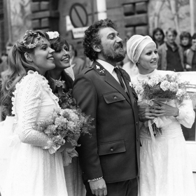 snímek z filmu Trhák (Dagmar Havlová, Olga Blechová, Waldemar Matuška)