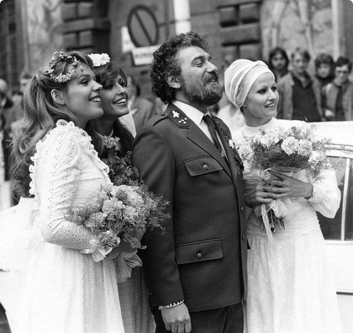 snímek z filmu Trhák (Dagmar Havlová, Olga Blechová, Waldemar Matuška)