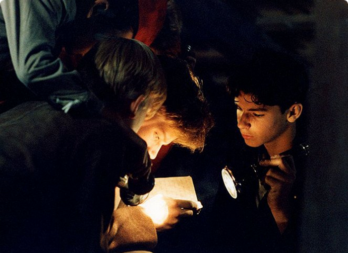 Film Záhada hlavolamu sleduje příběh party Rychlé šípy, jejíž členové pátrají v tajemných Stínadlech po legendárním ježkovi v kleci.