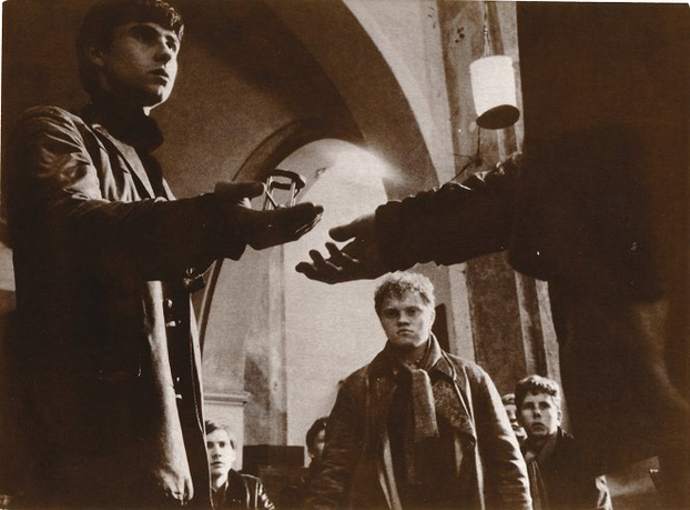 snímek z filmu Záhada hlavolamu (Filip Jančík, Jan Kehár)