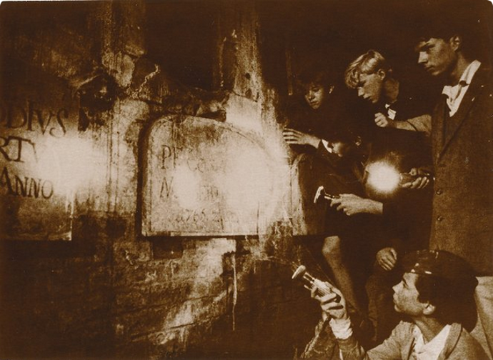 snímek z filmu Záhada hlavolamu (Martin Vlasák, Martin Voldřich, David Diviš, Ondřej Hošt, Jaroslav Richter)