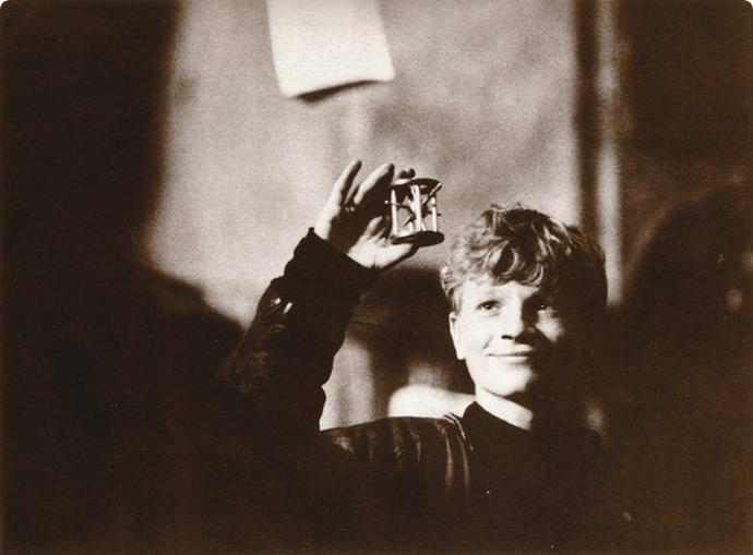 snímek z filmu Záhada hlavolamu (Matěj Hádek)