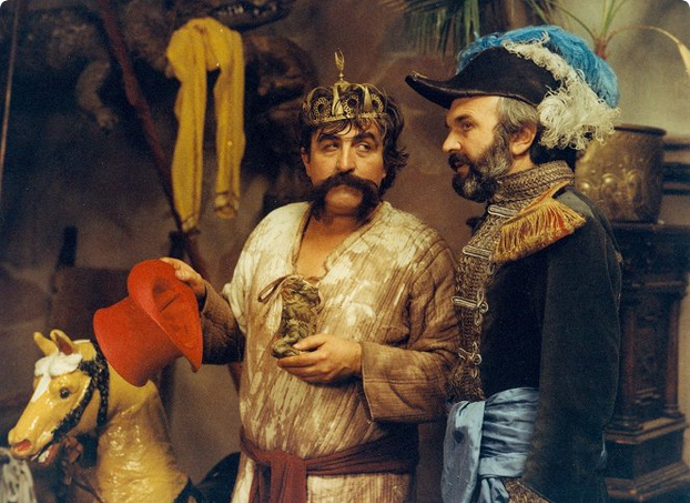 Tři veteráni: Tři vysloužilí vojáci získají od skřítků kouzelné dary. Jak s nimi naloží?