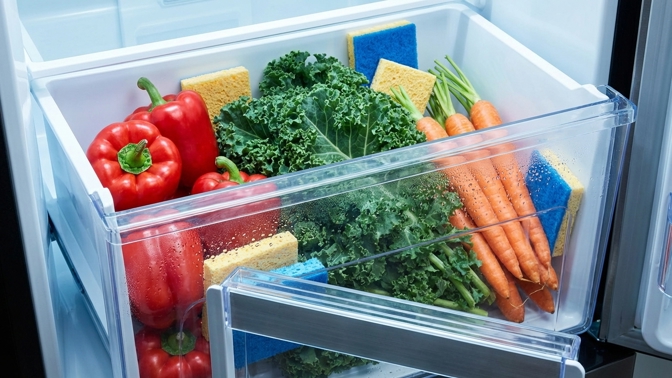 Jak udržet zeleninu v lednici déle čerstvou? Dejte do šuplíku houbičku