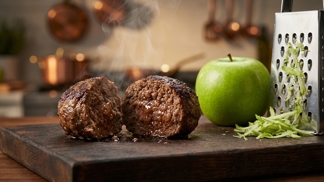 Sbohem suché a tuhé karbanátky: Přidejte do mletého masa jedno jablko a budou neuvěřitelně šťavnaté
