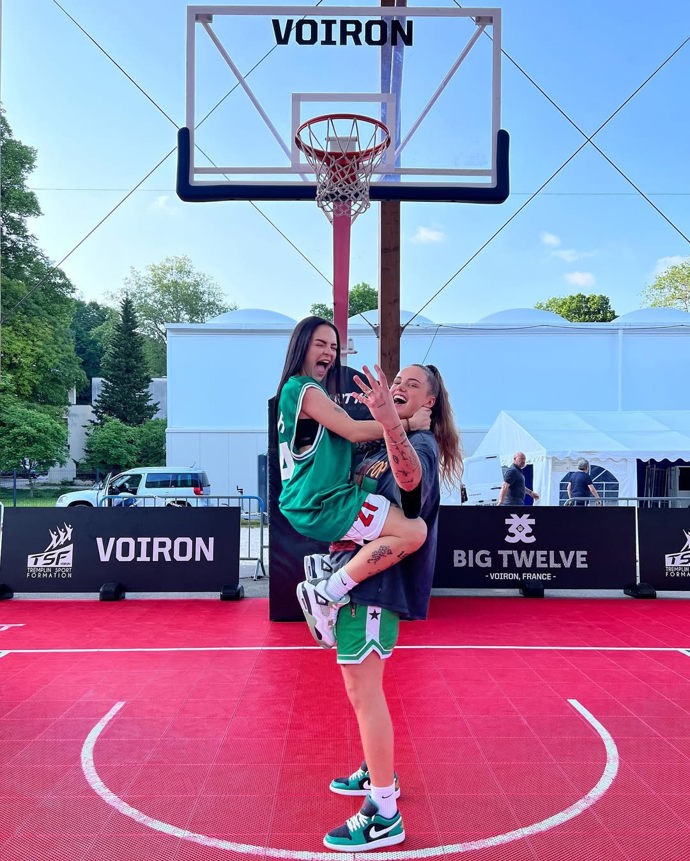 Štěpánka požádala Alžbětu o ruku.