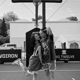 Štěpánka a Alžběta se zasnoubil na basketbalovém zápase.