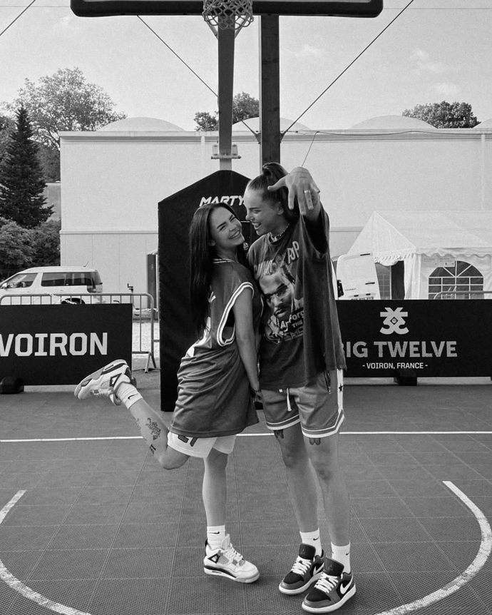 Štěpánka a Alžběta se zasnoubil na basketbalovém zápase.