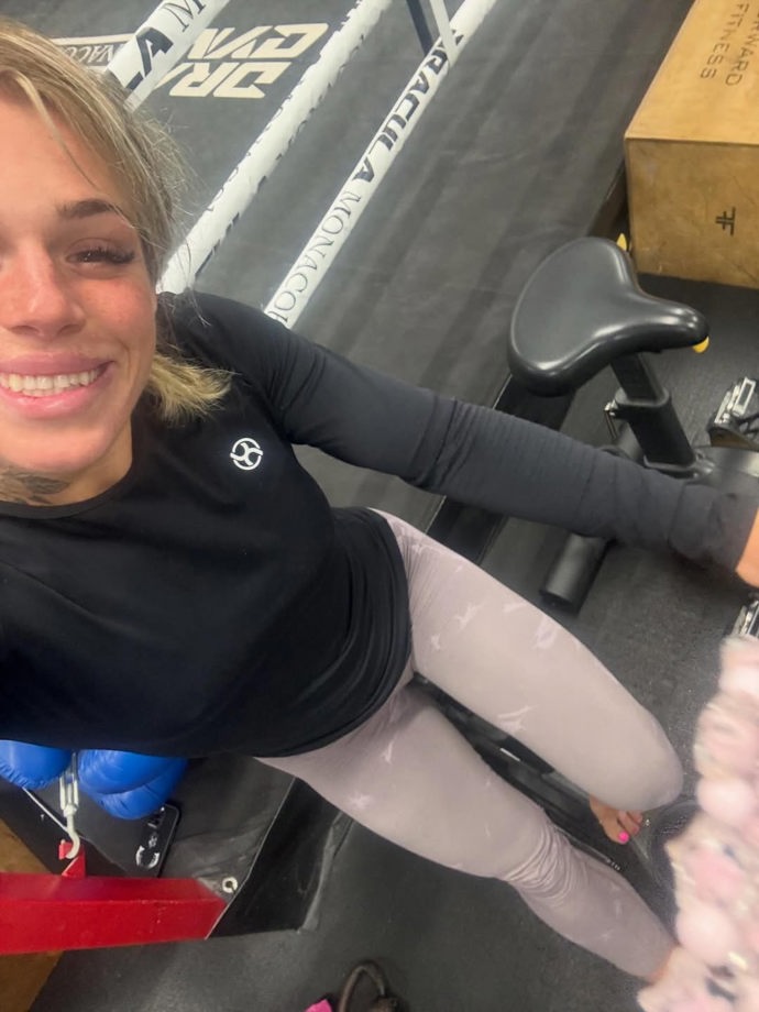 Veronika Smolková na sobě pořádně maká.