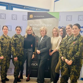 Fotografka Jarmila Štuková se věnuje mnoha projektům, na snímku s první dámou Evou Pavlovou a herečkou Sarah Haváčovou, která vstoupila do aktivních záloh, na konferenci k 25. výročí rezoluce RB OSN 1325 – Ženy, mír a bezpečnost.