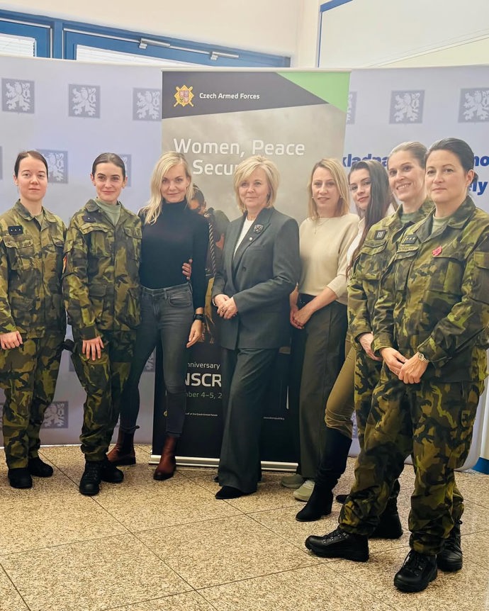 Fotografka Jarmila Štuková se věnuje mnoha projektům, na snímku s první dámou Evou Pavlovou a herečkou Sarah Haváčovou, která vstoupila do aktivních záloh, na konferenci k 25. výročí rezoluce RB OSN 1325 – Ženy, mír a bezpečnost.