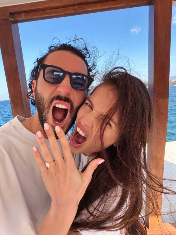 Thylane Blondeau se pochlubila diamantovým prstenem.