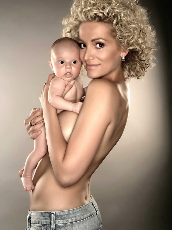 Dara Rolins sdílela na Instagramu archivní snímek z doby, kdy byla Laura ještě miminko.