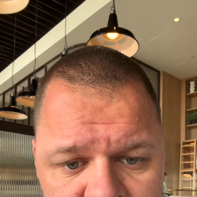 Milan Šátek nabídl uvízlým rodinám pomoc.